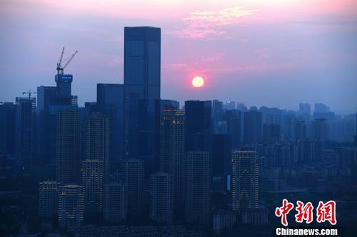 资料图：城市高楼。中新社记者 陈超 摄