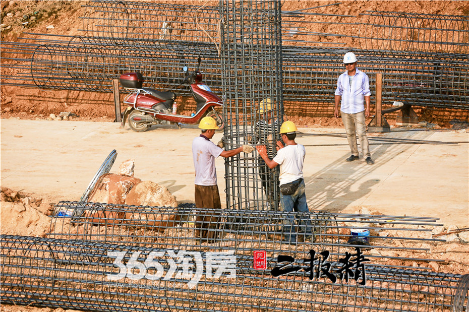 365淘房 李辉近日，三六五小编来到了芜湖火车站东广场附近（站北路、站东路以南区域），大型器械和工作人员正在进行围护桩的施工，这也为接下来此处轨道交通的土方开挖和主体结构施工作业奠定了强有力的基础。